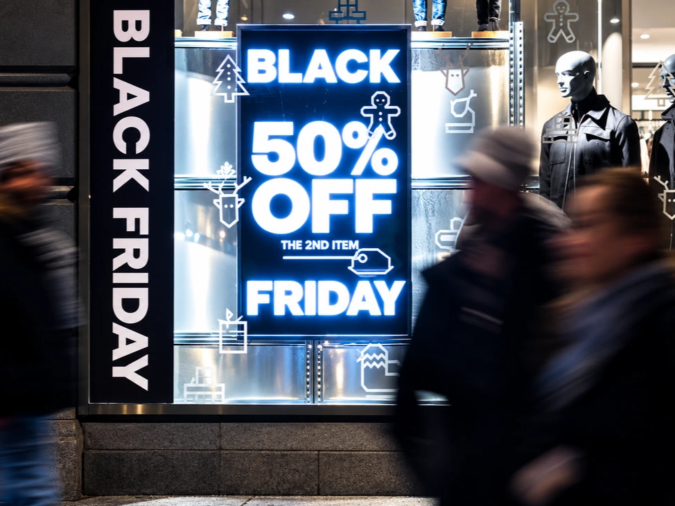 行人在墨尔本 CBD 的 Bourke Street Mall 与市中心拱廊附近逛街