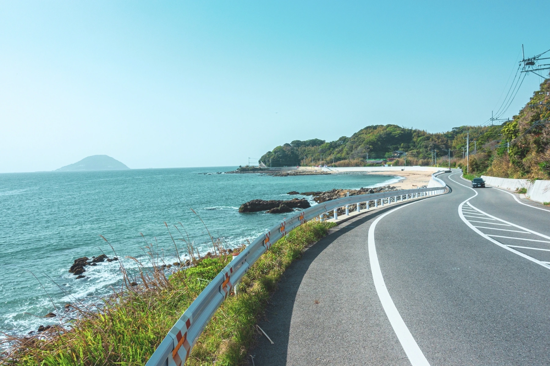 車輛行駛在墨爾本街道上,畫面可見城市建築與電車路線