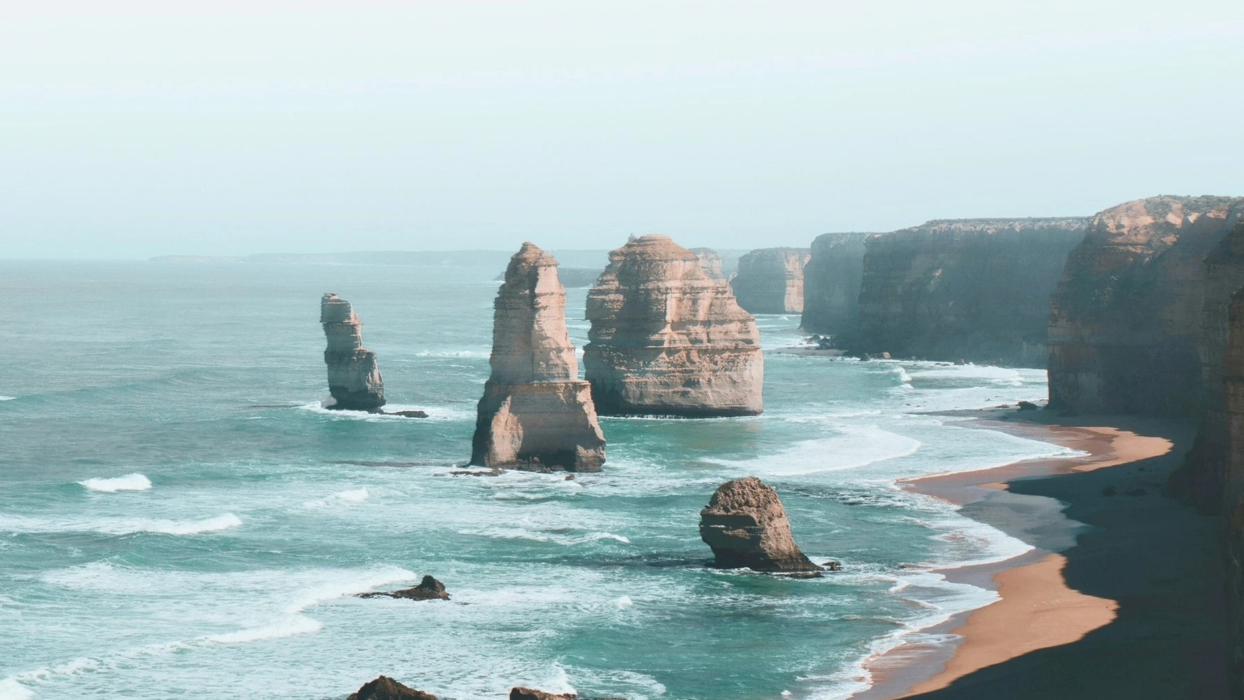 Coastal cliffs and ocean views near the Twelve Apostles along Victoria’s Great Ocean Road