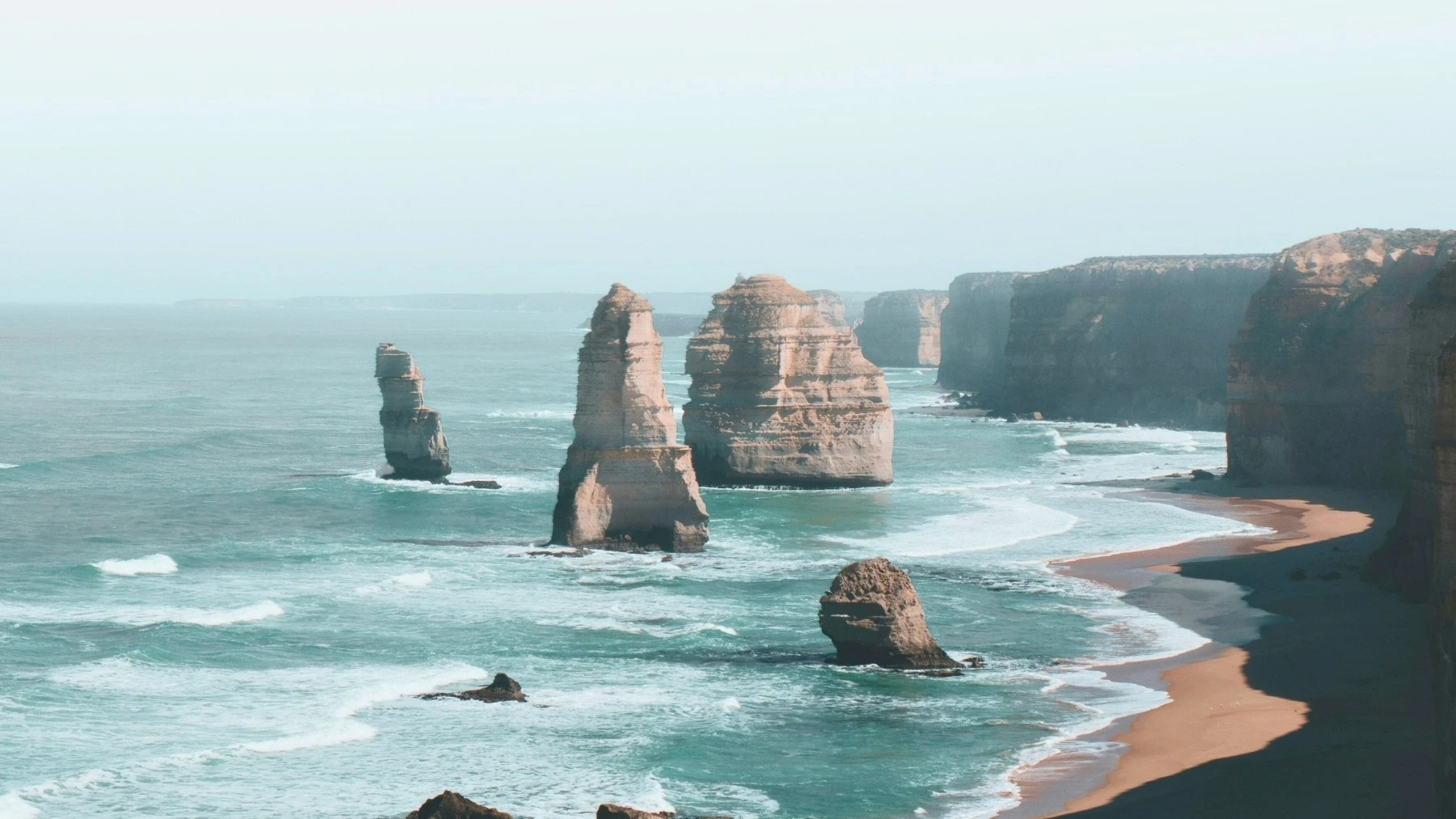 Coastal cliffs and ocean views near the Twelve Apostles along Victoria’s Great Ocean Road