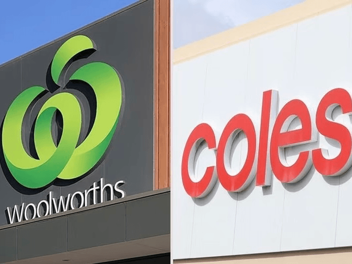 以購物袋和日常居家用品為主體的整潔編輯風格畫面,Coles、Woolworths、ALDI、Kmart、IKEA、Daiso、JB Hi-Fi、Officeworks、Bunnings、Costco、Big W、Priceline 和 Chemist Warehouse 的標誌集中排列